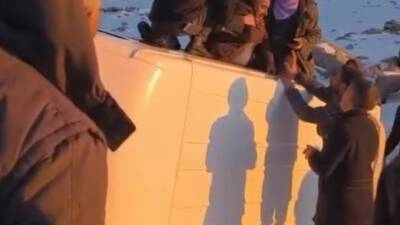 Şanlıurfa’nın Siverek ilçesinde yoğun kar yağışı ve buzlanma nedeniyle yolcu