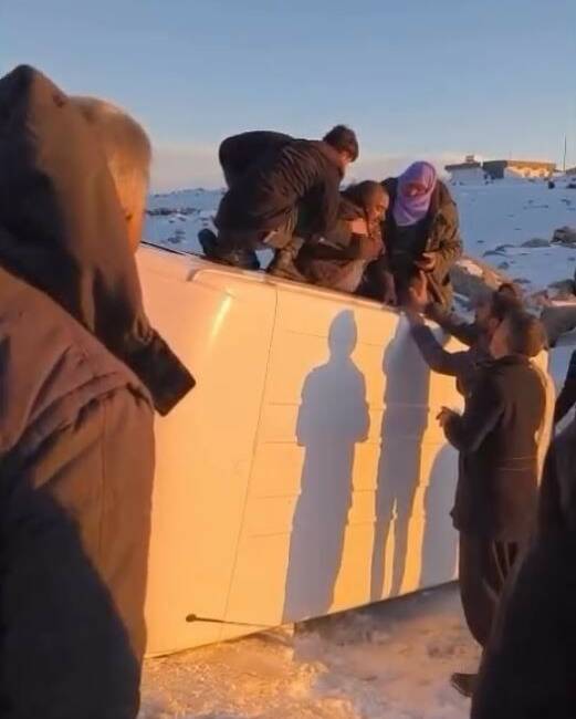 Şanlıurfa’nın Siverek ilçesinde yoğun kar yağışı ve buzlanma nedeniyle yolcu