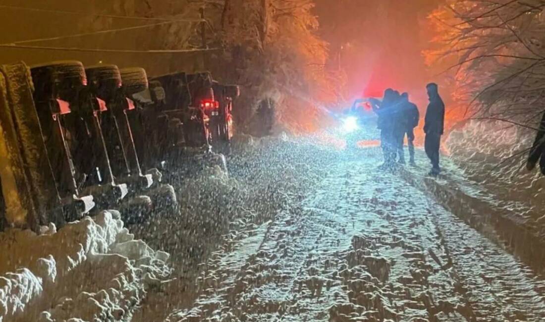 Adıyaman’ın Çelikhan ilçesinde CNG Tankeri yoğun kar yağışında kayarak şarampole