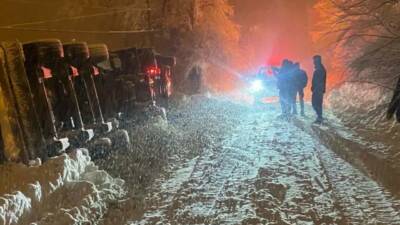 Adıyaman’ın Çelikhan ilçesinde CNG Tankeri yoğun kar yağışında kayarak şarampole