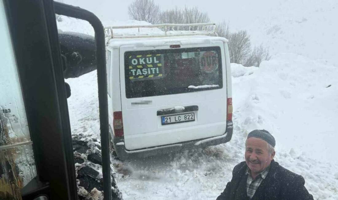 Siirt’te kar ve tipi nedeniyle mahsur kalan öğrencilerin minibüsü, İl
