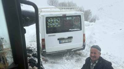 Siirt’te kar ve tipi nedeniyle mahsur kalan öğrencilerin minibüsü, İl