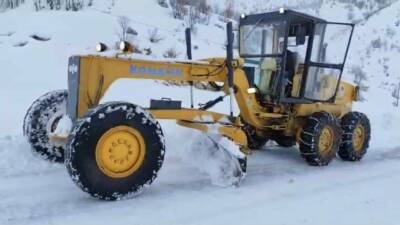 Şırnak’ta kar yağışı etkisini sürdürüyor. İpek yolunda mahsur kalanların imdadına