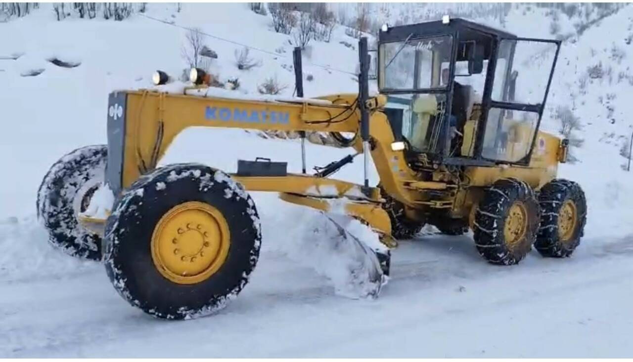 Şırnak’ta kar yağışı etkisini sürdürüyor. İpek yolunda mahsur kalanların imdadına