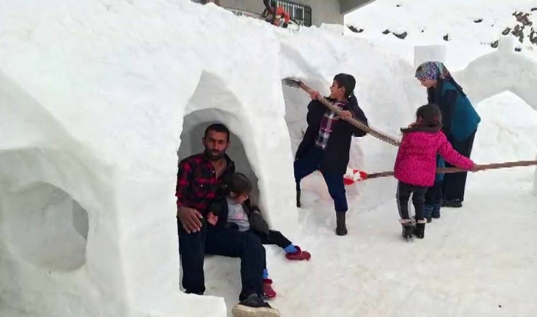Adıyaman’ın Çelikhan ilçesinde bir vatandaş kardan oyun alanı ve evler