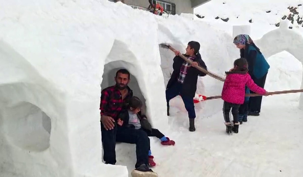 Adıyaman’ın Çelikhan ilçesinde bir vatandaş kardan oyun alanı ve evler