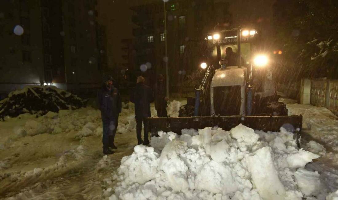 Şanlıurfa’nın Siverek ilçesinde yoğun kar yağışı nedeniyle yolu ulaşıma kapanan