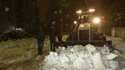 Şanlıurfa’nın Siverek ilçesinde yoğun kar yağışı nedeniyle yolu ulaşıma kapanan