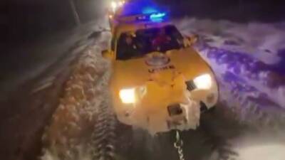 Adıyaman’da, kapanan köy yollarında hastalara ulaşmaya çalışırken mahsur kalan ekiplerin