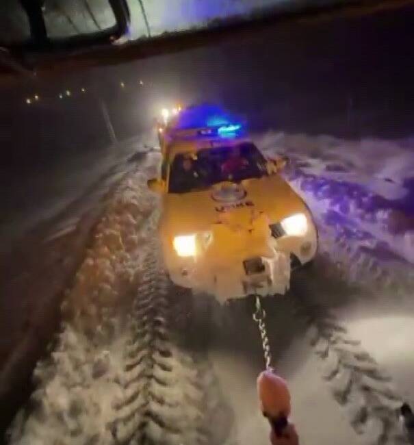 Adıyaman’da, kapanan köy yollarında hastalara ulaşmaya çalışırken mahsur kalan ekiplerin