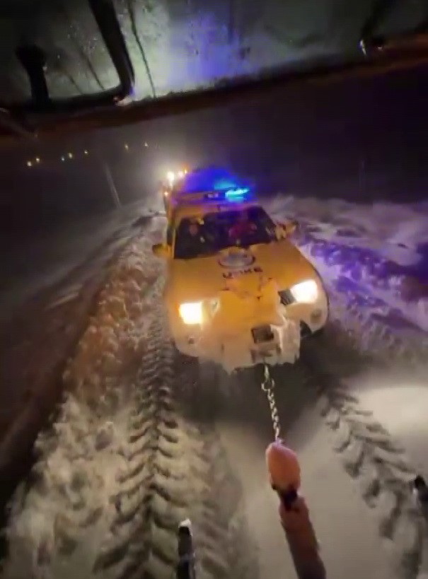 Adıyaman’da, kapanan köy yollarında hastalara ulaşmaya çalışırken mahsur kalan ekiplerin