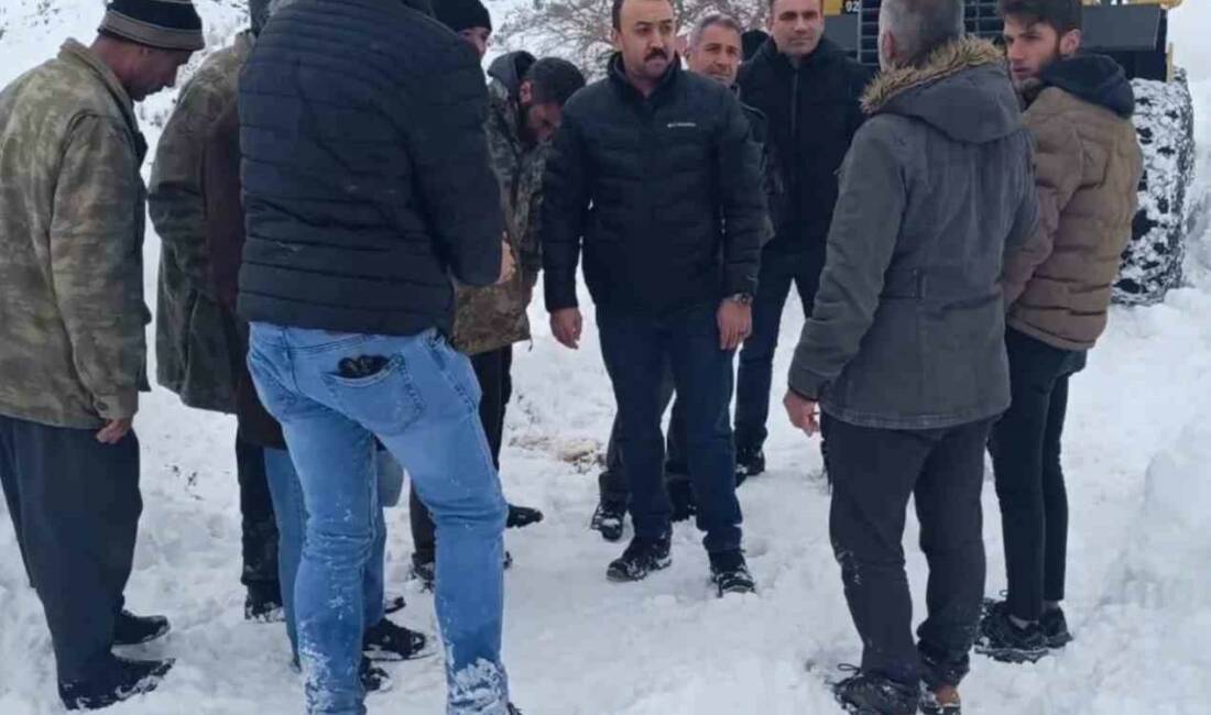 Adıyaman’ın Çelikhan ilçesinde kar yağışı sonrası yürütülen yol açma çalışmaları