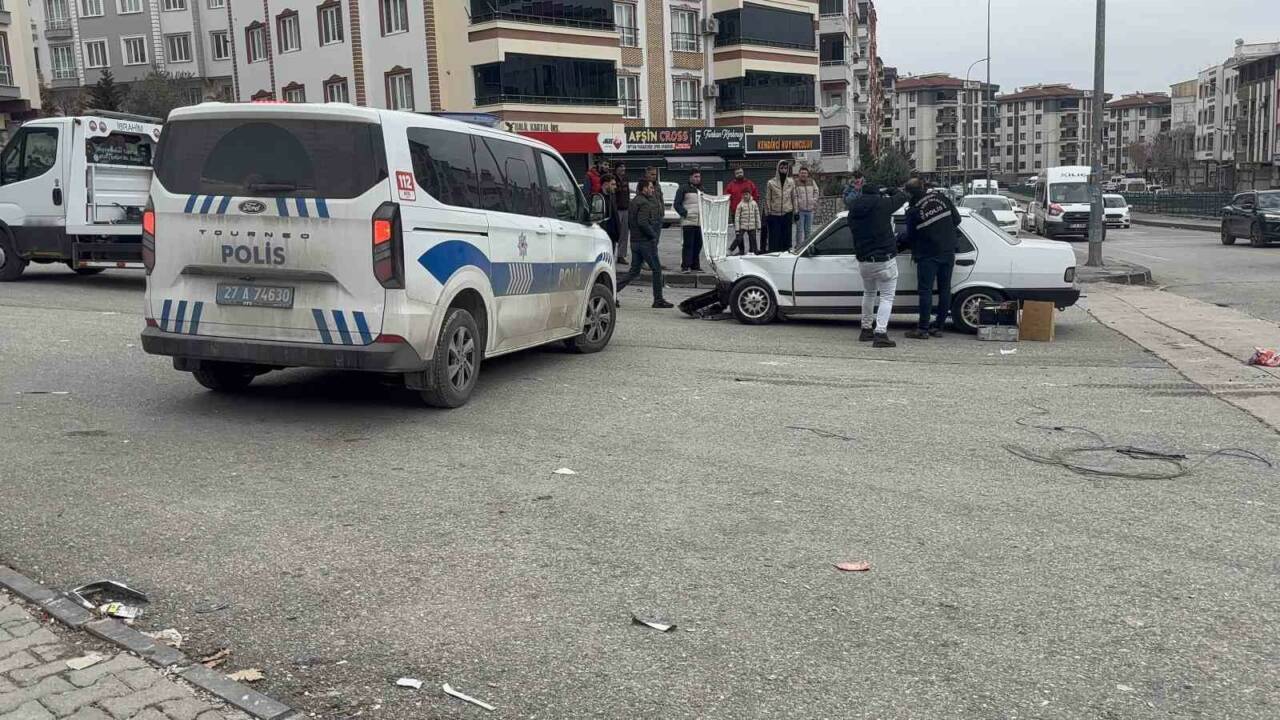 Gaziantep’te kavşakta çarpışan iki otomobilden biri savrularak 4 yaşındaki çocuğa