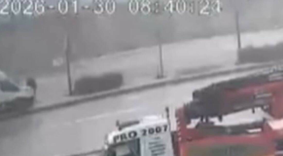 Gaziantep’te direksiyon hakimiyeti kaybolduktan sonra kontrolden çıkan işçi servisi, refüje