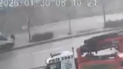 Gaziantep’te direksiyon hakimiyeti kaybolduktan sonra kontrolden çıkan işçi servisi, refüje