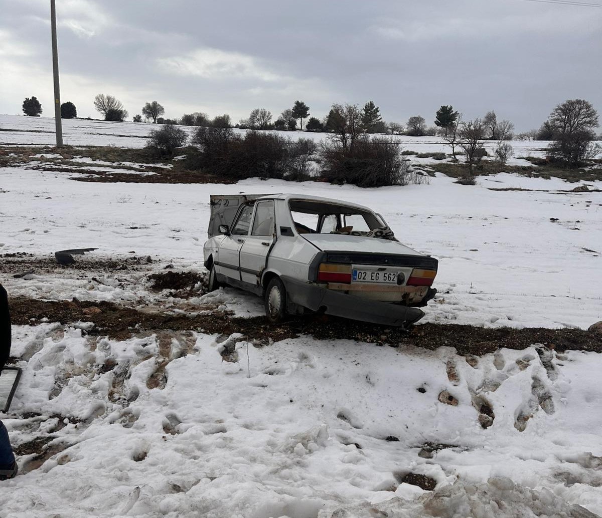 Adıyaman’ın Gölbaşı ilçesinde aracıyla kaza yapan köy korucusu yaralandı.