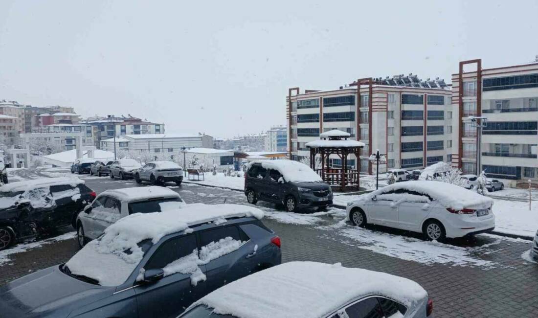 Diyarbakır’ın Kulp ilçesinde iki gündür aralıklarla etkili olan kar yağışı