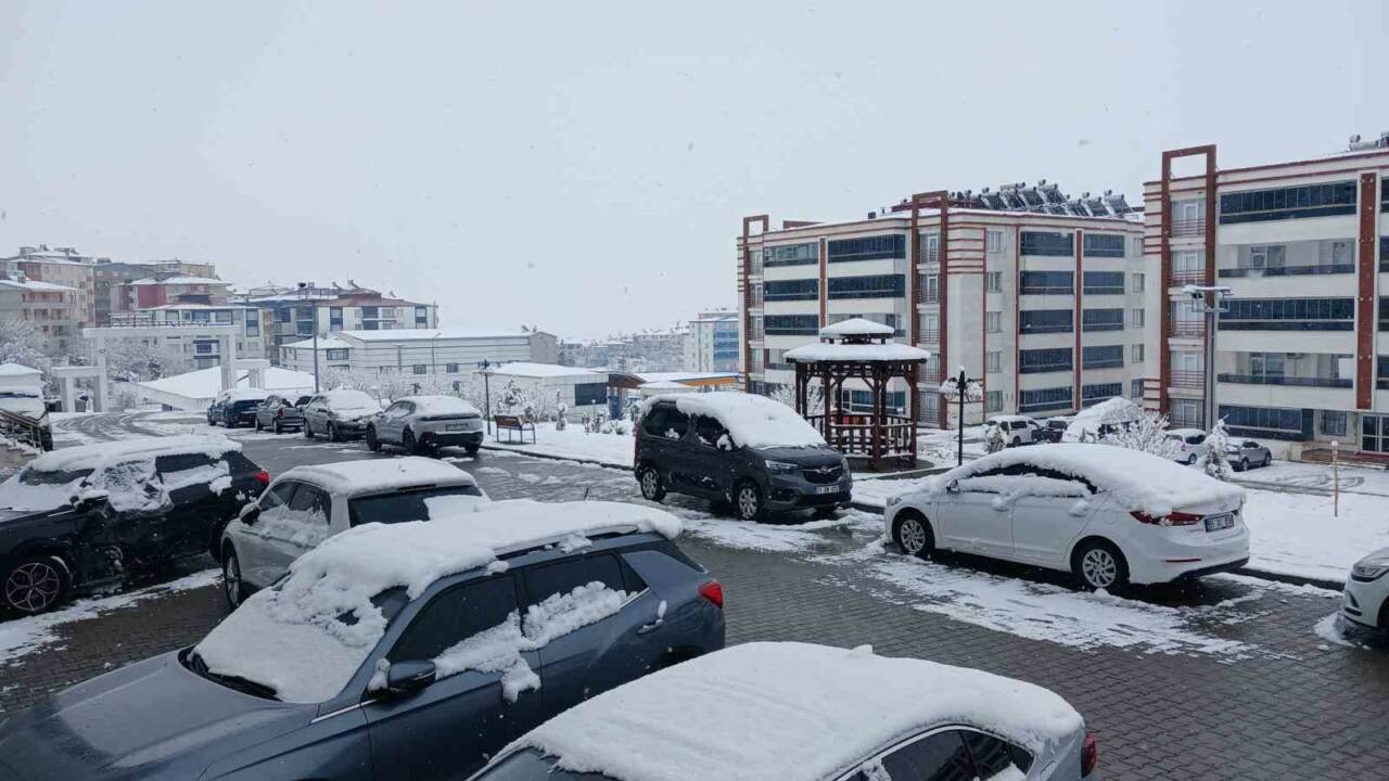 Diyarbakır’ın Kulp ilçesinde iki gündür aralıklarla etkili olan kar yağışı