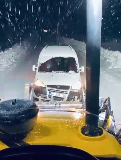 Adıyaman’ın Sincik ilçesinde etkili olan kar yağışı sonrası birçok araç