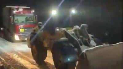 Adıyaman’ın Sincik ilçesinde etkili olan yoğun kar yağışı nedeniyle yolda