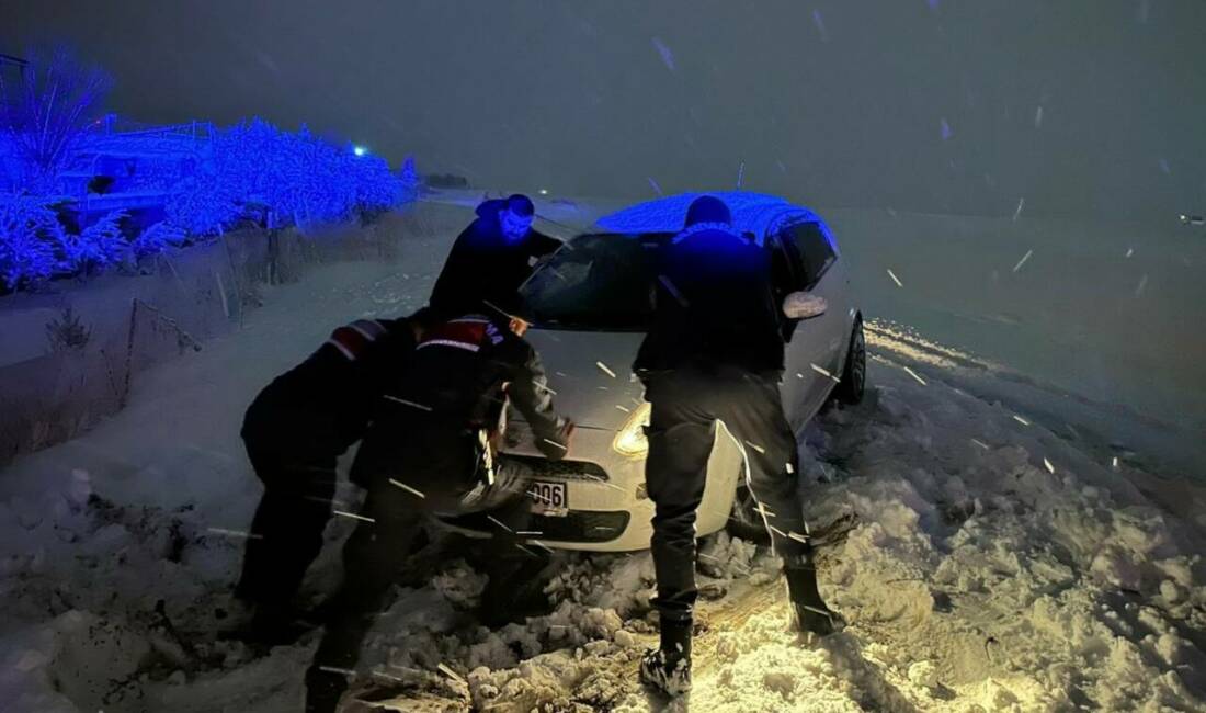 Adıyaman’da, iki gündür etkili olan kar yağışından dolayı yolda mahsur