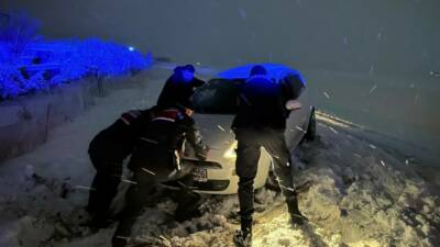 Adıyaman’da, iki gündür etkili olan kar yağışından dolayı yolda mahsur