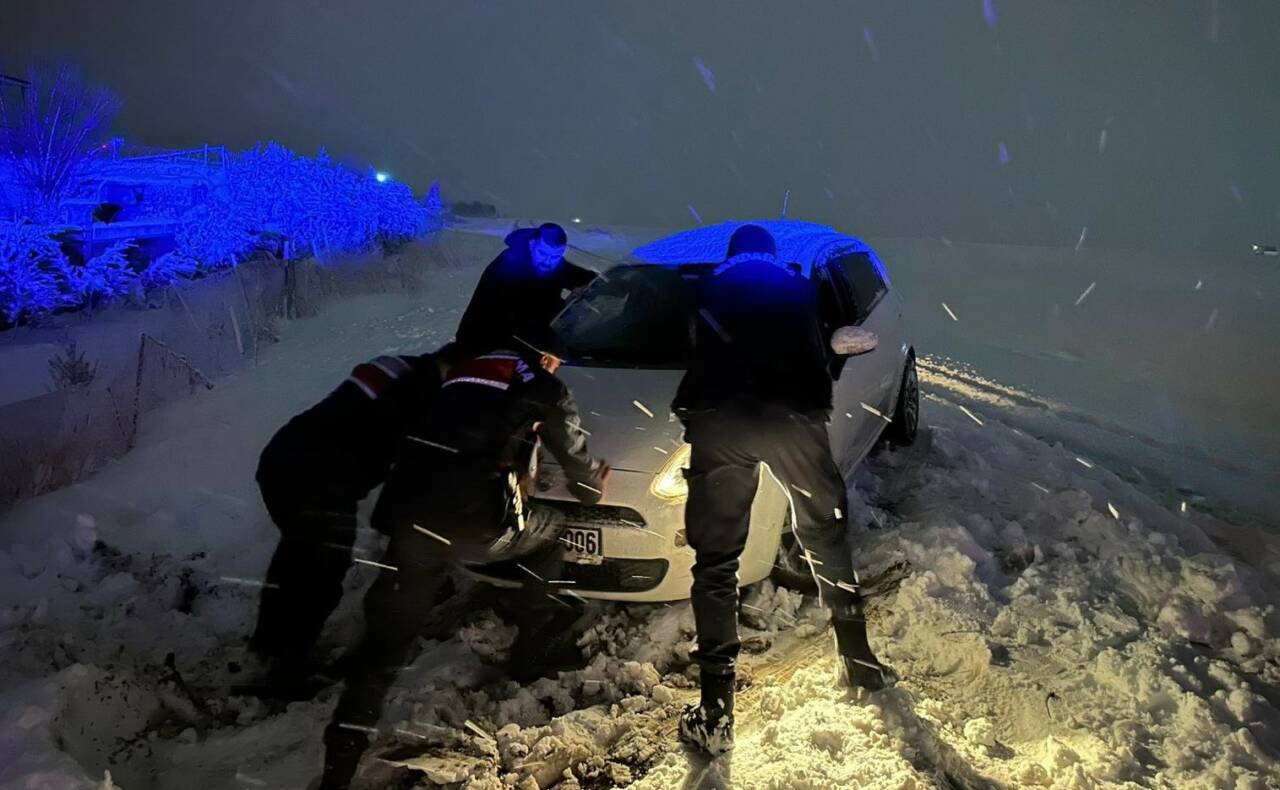 Adıyaman’da, iki gündür etkili olan kar yağışından dolayı yolda mahsur