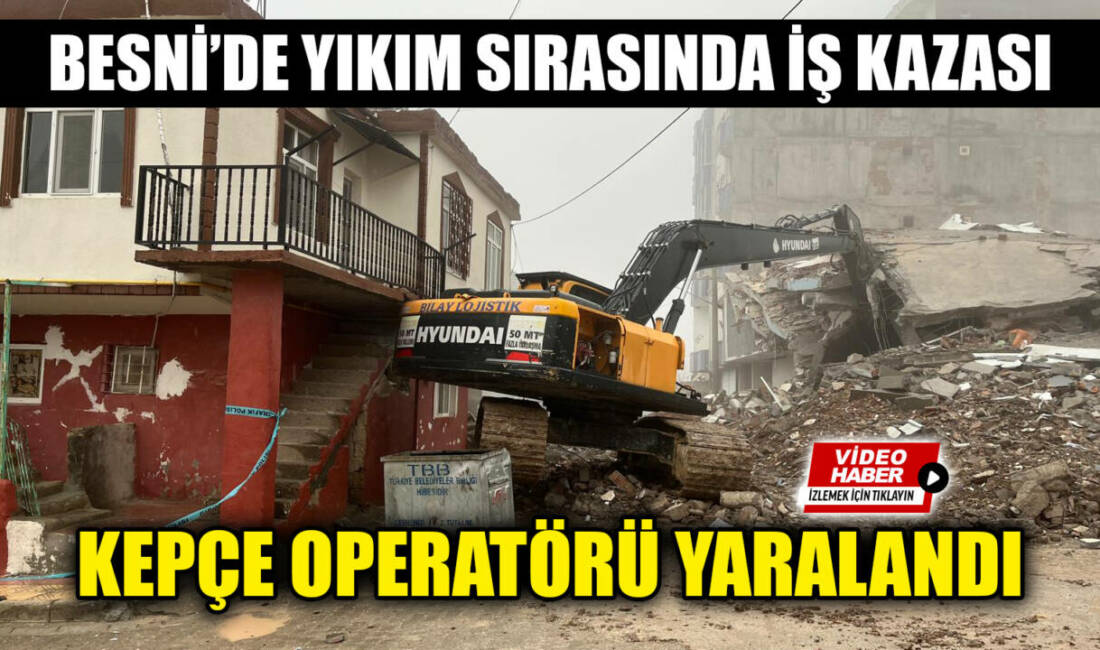 Besni’de, 6 Şubat depremlerinde hasar alan bir binanın yıkımı sırasında
