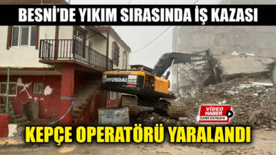 Besni’de, 6 Şubat depremlerinde hasar alan bir binanın yıkımı sırasında