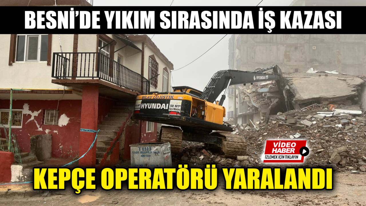 Besni’de, 6 Şubat depremlerinde hasar alan bir binanın yıkımı sırasında