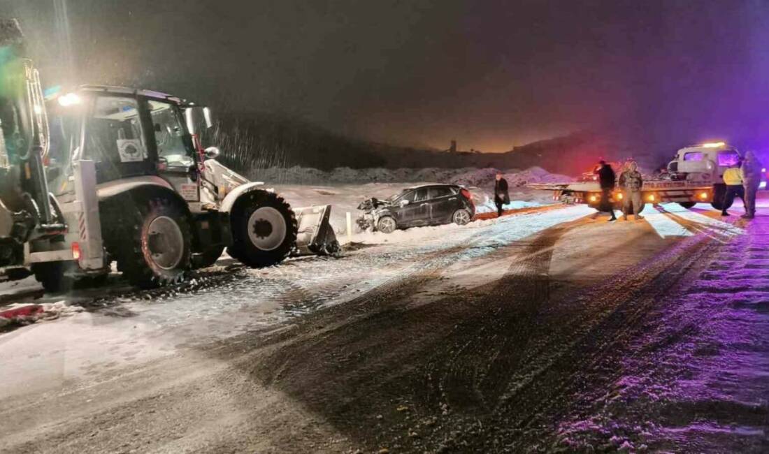 Mardin’in Mazıdağı ilçesinde etkili olan kar yağışı nedeniyle kayganlaşan yolda