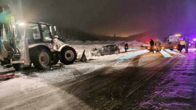 Mardin’in Mazıdağı ilçesinde etkili olan kar yağışı nedeniyle kayganlaşan yolda