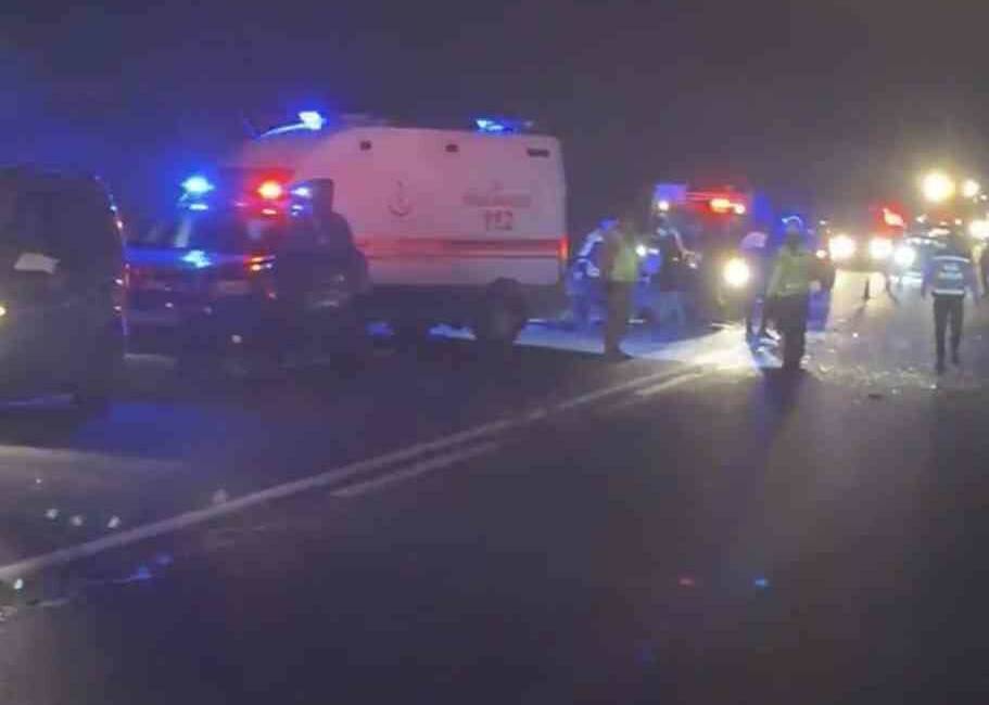 Mardin’in Midyat ilçesinde otomobil ile hafif ticari aracın çarpışması sonucu