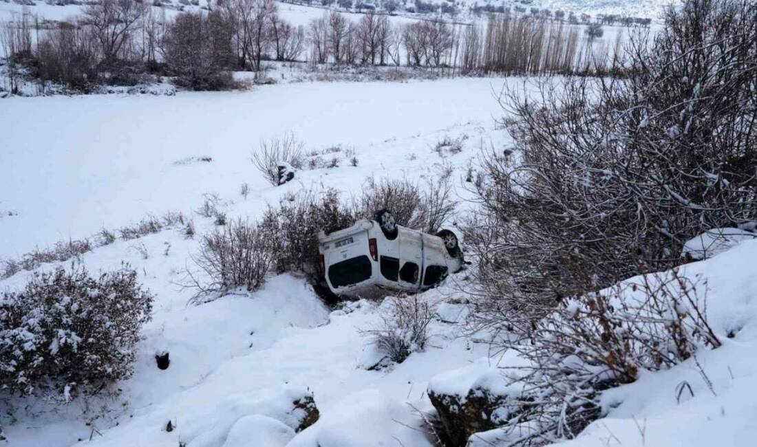 Mardin’in Mazıdağı ilçesinde etkili olan kar yağışı sonrası buzlanan yolda