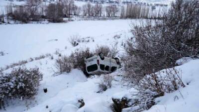 Mardin’in Mazıdağı ilçesinde etkili olan kar yağışı sonrası buzlanan yolda
