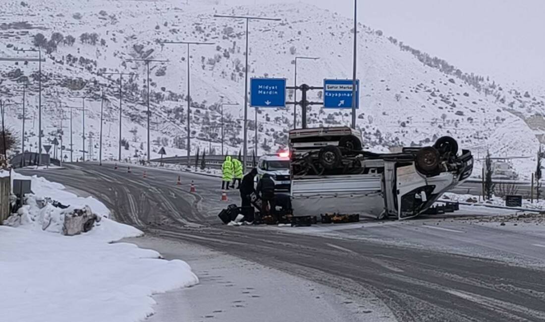 Batman’ın Gercüş ilçesinde meyve yüklü kamyonet kontrolden çıkarak devrildi. Kazada