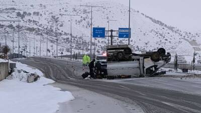 Batman’ın Gercüş ilçesinde meyve yüklü kamyonet kontrolden çıkarak devrildi. Kazada