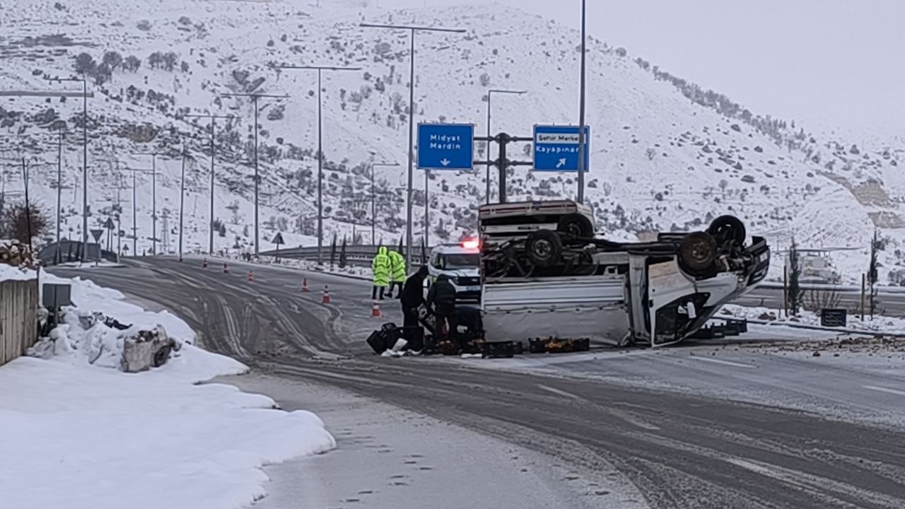 Batman’ın Gercüş ilçesinde meyve yüklü kamyonet kontrolden çıkarak devrildi. Kazada