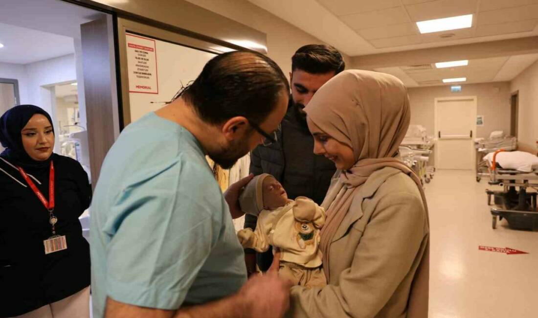 Diyarbakır’da 44 gün önce mide ve bağırsakları karnının dışında doğan