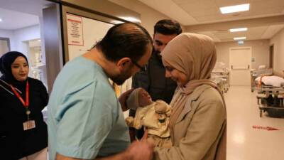 Diyarbakır’da 44 gün önce mide ve bağırsakları karnının dışında doğan