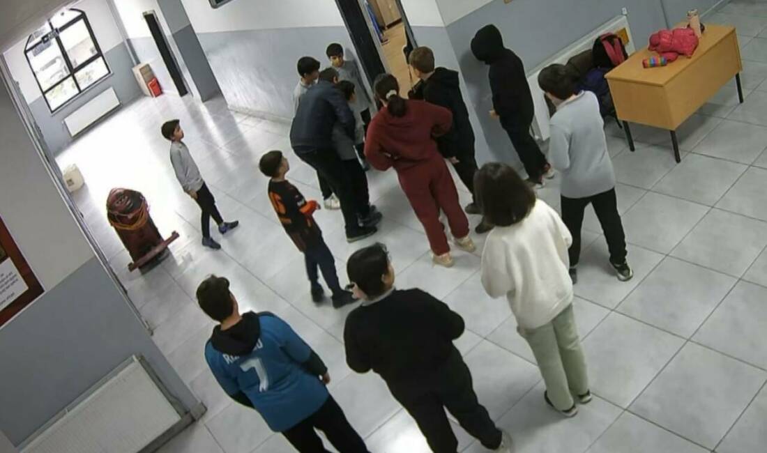 Gaziantep’te boğazına ekmek kaçan ortaokul öğrencisi, öğretmeninin heimlich manevrasıyla kurtuldu.