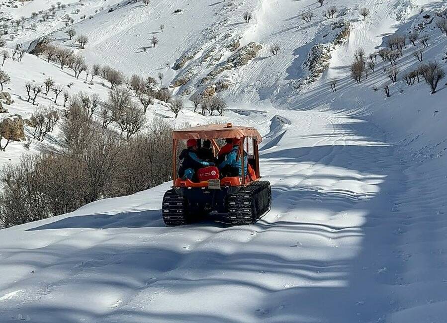 Adıyaman’ın Kahta ilçesine bağlı Nemrut Dağı eteklerinde hastalanan bir vatandaş,