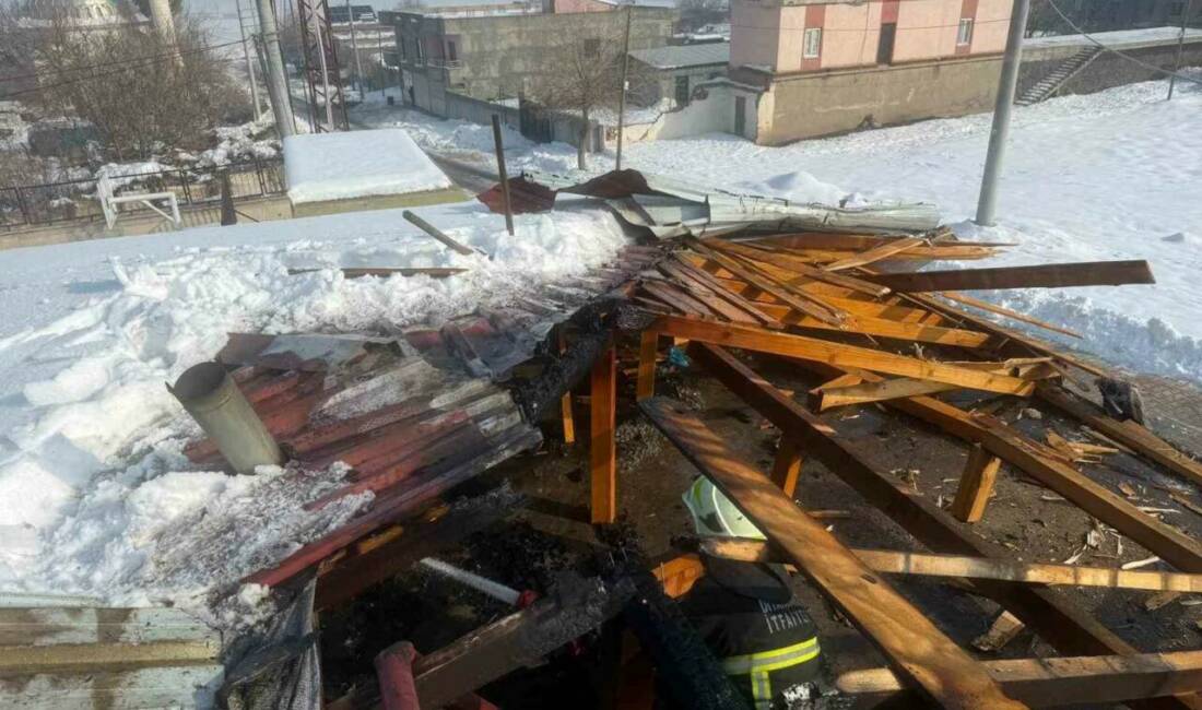 Diyarbakır’ın Çınar ilçesinde bir okulda sobadan çıkan kıvılcımla çatıda çıkan