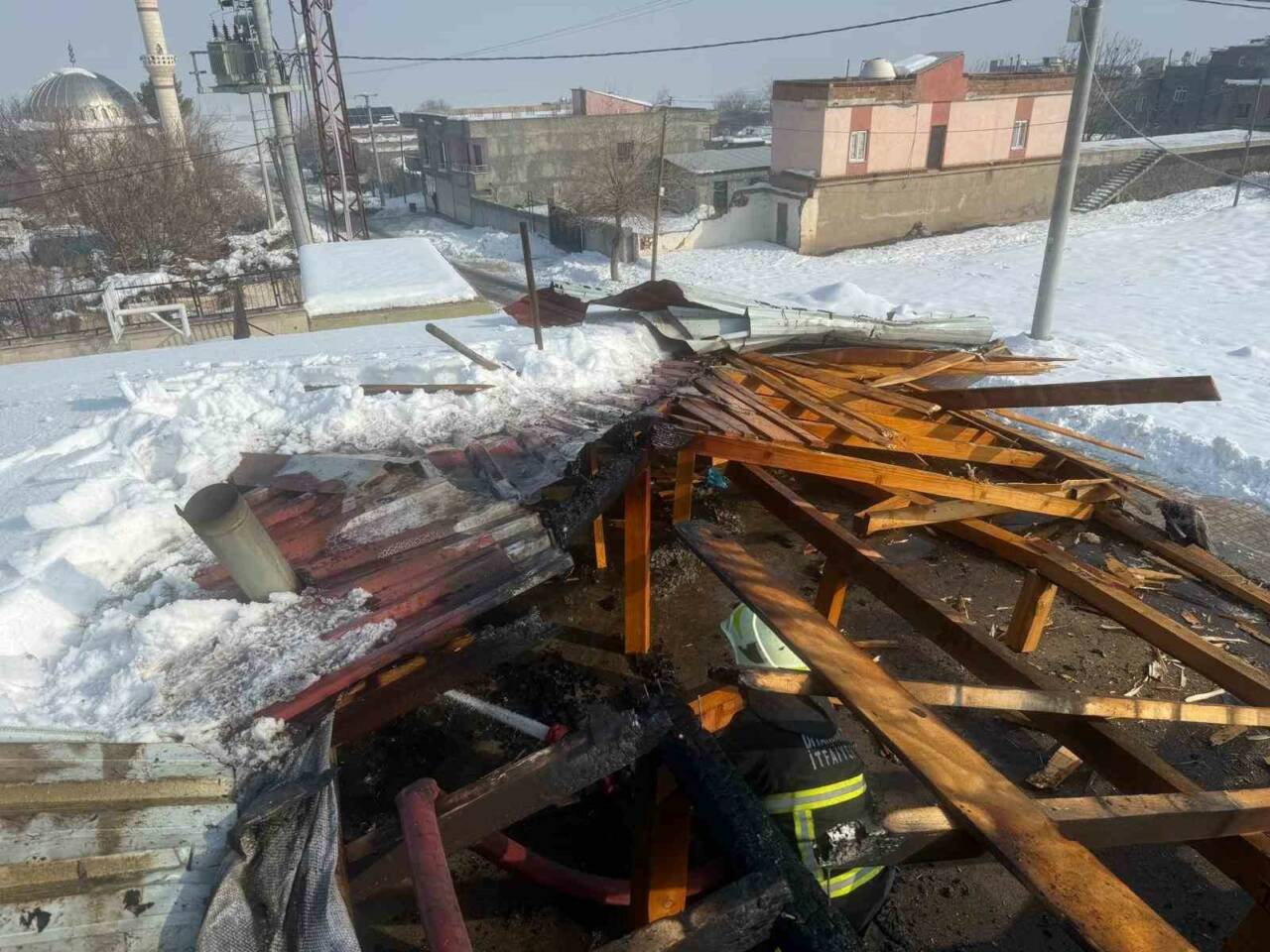 Diyarbakır’ın Çınar ilçesinde bir okulda sobadan çıkan kıvılcımla çatıda çıkan