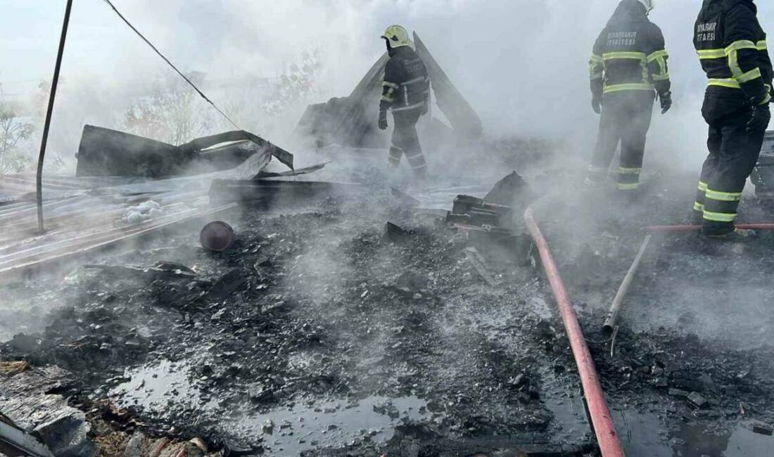 Diyarbakır’ın Çınar ilçesindeki bir okulda yakılan soba, çatıya sıçradı. Öğrenciler