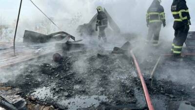 Diyarbakır’ın Çınar ilçesindeki bir okulda yakılan soba, çatıya sıçradı. Öğrenciler