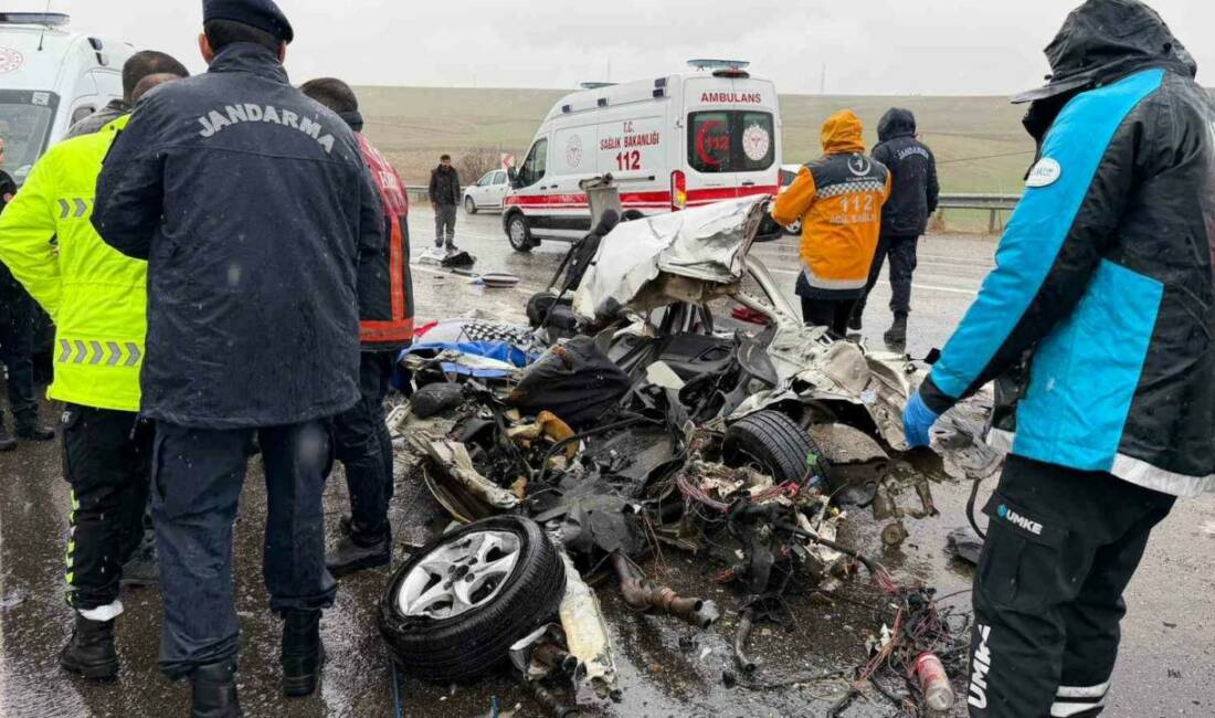 Adıyaman’da yolcu otobüsü ile otomobilin çarpışması sonucu meydana gelen feci