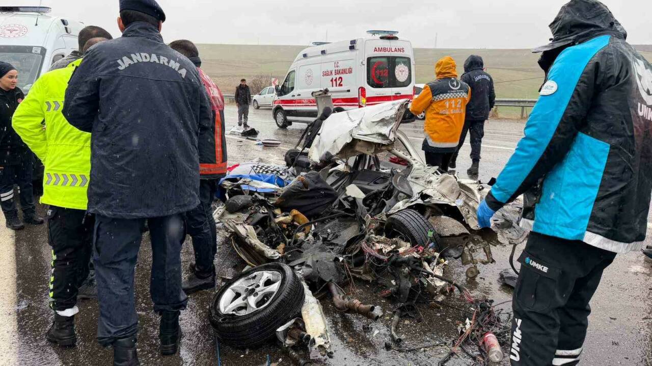 Adıyaman’da yolcu otobüsü ile otomobilin çarpışması sonucu meydana gelen feci