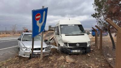 Şanlıurfa’nın Suruç ilçesinde minibüs ile otomobilin çarpışması sonucu meydana gelen