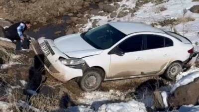 Şanlıurfa’nın Siverek ilçesinde, kar yağışı nedeniyle buzlanan yolda kontrolden çıkan